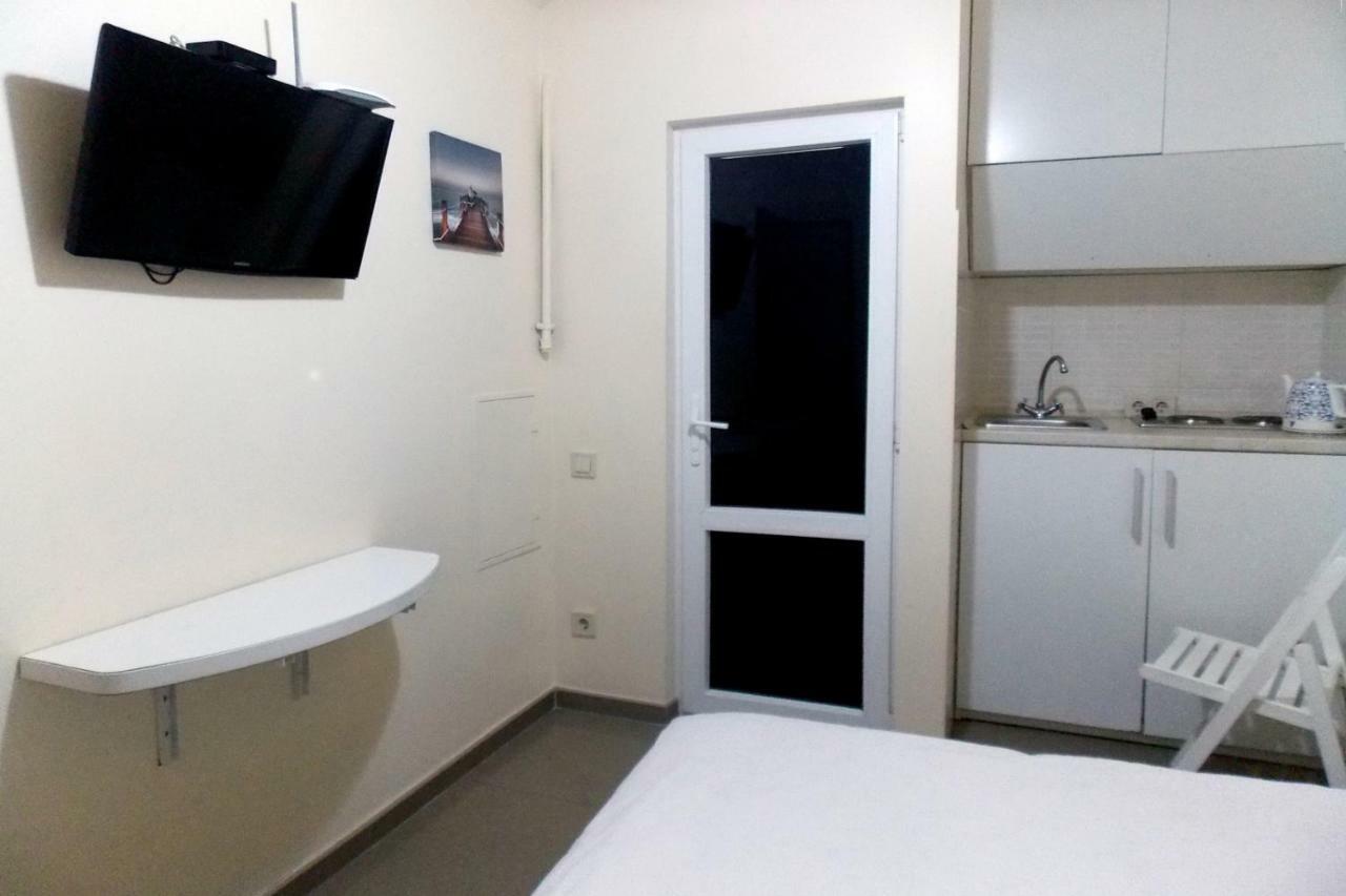 Compact Studio In The City Center Apartment Лвив Екстериор снимка