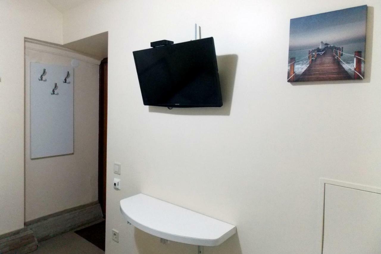 Compact Studio In The City Center Apartment Лвив Екстериор снимка